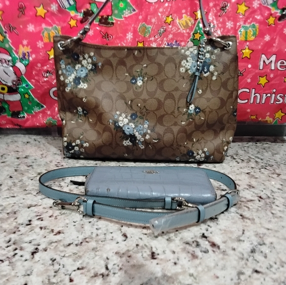 Coach Rare Floral Women's Bag With Bonus Wallet And Long strap - Picture 7 of 17